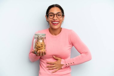 İspanyol kadın komik bir şakaya yüksek sesle gülüyor. Ev yapımı kurabiye konsepti