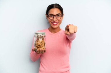 İspanyol kadın seni seçen kamerayı işaret ediyor. Ev yapımı kurabiye konsepti