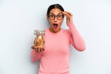 İspanyol kadın mutlu, şaşkın ve şaşırmış görünüyor. Ev yapımı kurabiye konsepti