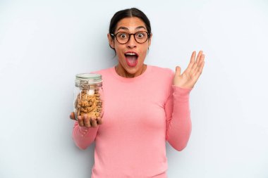 İspanyol kadın kendini mutlu hissediyor ve inanılmaz bir şeye hayret ediyor. Ev yapımı kurabiye konsepti