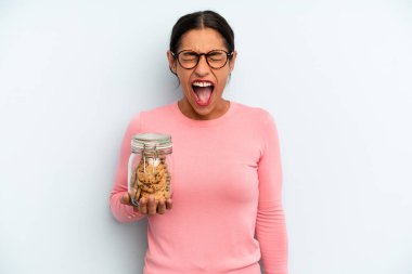 İspanyol kadın agresif bir şekilde bağırıyor, çok kızgın görünüyor. Ev yapımı kurabiye konsepti