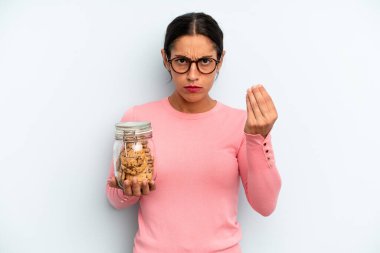 İspanyol kadın kapiş ya da para hareketi yapıyor, sana ödemeni söylüyor. Ev yapımı kurabiye konsepti