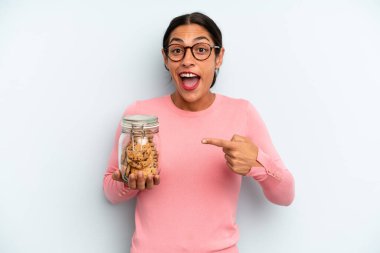 İspanyol kadın heyecanlı ve şaşırmış görünüyor. Ev yapımı kurabiye konsepti