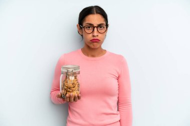 İspanyol kadın üzgün ve mızmızlanıyor. Mutsuz bir bakışı var ve ağlıyor. Ev yapımı kurabiye konsepti