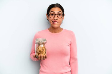 İspanyol kadın şaşkın ve şaşkın görünüyor. Ev yapımı kurabiye konsepti