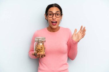 İspanyol kadın kendini mutlu hissediyor, bir çözüm ya da fikir bulduğuna şaşırıyor. Ev yapımı kurabiye konsepti