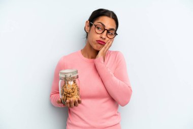 İspanyol kadın bıkkın, bezgin ve uykulu hissediyor. Ev yapımı kurabiye konsepti