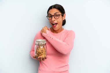 İspanyol kadın kendini mutlu hissediyor ve bir meydan okumayla yüzleşiyor ya da kutluyor. Ev yapımı kurabiye konsepti