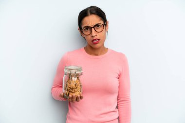 İspanyol kadın şaşkın ve şaşkın hissediyor. Ev yapımı kurabiye konsepti