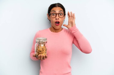 İspanyol kadın ellerini havaya kaldırarak çığlık atıyor. Ev yapımı kurabiye konsepti