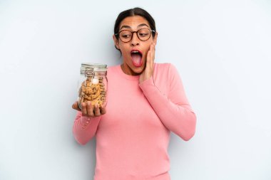 İspanyol kadın mutlu, heyecanlı ve şaşırmış hissediyor. Ev yapımı kurabiye konsepti