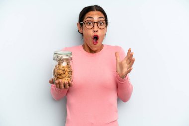 İspanyol kadın son derece şok olmuş ve şaşırmış hissediyor. Ev yapımı kurabiye konsepti