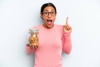 İspanyol kadın bir fikri fark ettikten sonra mutlu ve heyecanlı bir dahi gibi hissediyor. Ev yapımı kurabiye konsepti