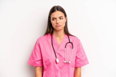 Güzel bir kadın üzgün, üzgün ya da kızgın hisseder ve bir tarafa bakar. hemşire konsepti