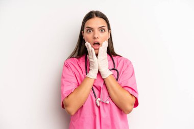 Güzel kadın şok olmuş ve korkmuş hissediyor. hemşire konsepti