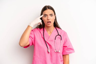 Güzel kadın şaşırmış görünüyor, yeni bir düşünce, fikir ya da konsept fark ediyor. hemşire konsepti