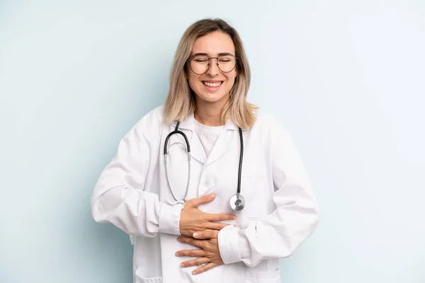 Blonde Woman Laughing Out Loud Some Hilarious Joke Medicine Student — Stock Photo, Image