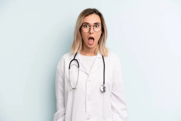 Blonde Woman Looking Very Shocked Surprised Medicine Student Concept — Zdjęcie stockowe