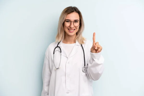 Blondynka Uśmiechnięta Przyjazna Numer Jeden Koncepcja Studenta Medycyny — Zdjęcie stockowe