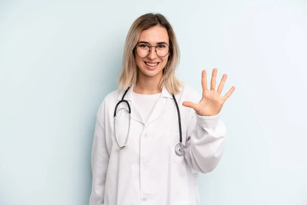 Blondynka Uśmiechnięta Przyjazna Numerem Pięć Koncepcja Studenta Medycyny — Zdjęcie stockowe