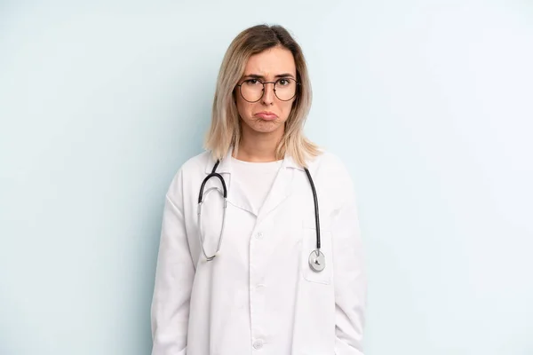 Blondynka Czuje Smutek Jęk Nieszczęśliwym Spojrzeniem Płaczem Koncepcja Studenta Medycyny — Zdjęcie stockowe
