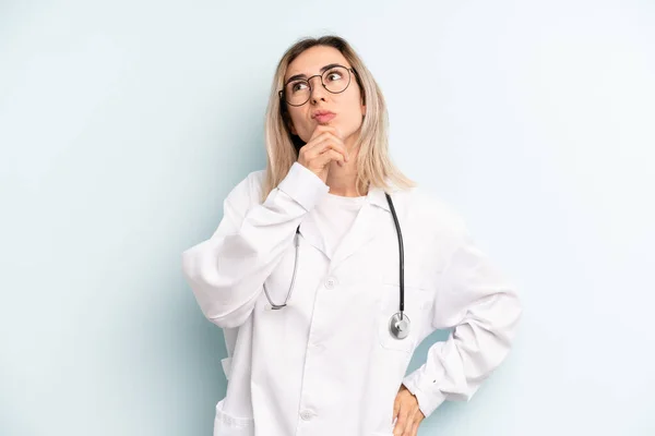 Blonde Woman Thinking Feeling Doubtful Confused Medicine Student Concept — Zdjęcie stockowe