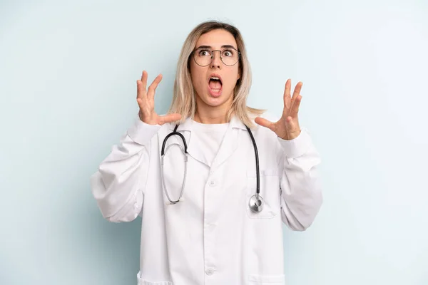 Blonde Woman Screaming Hands Air Medicine Student Concept — Zdjęcie stockowe