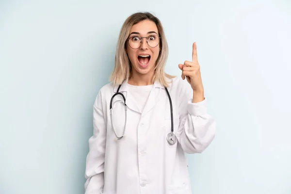 Blonde Woman Feeling Happy Excited Genius Realizing Idea Medicine Student — Zdjęcie stockowe