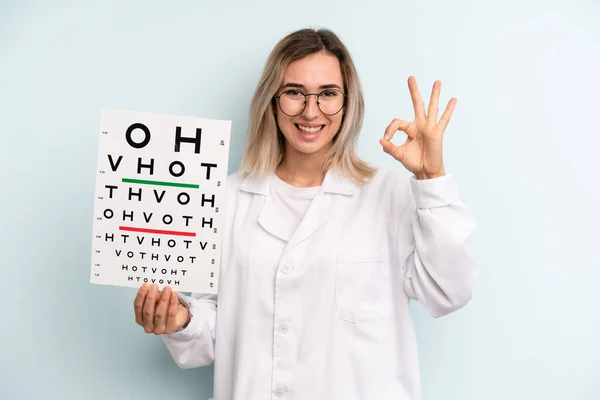 Mujer Rubia Sintiéndose Feliz Mostrando Aprobación Con Buen Gesto Concepto —  Fotos de Stock