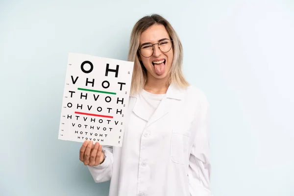 Blondynka Wesołym Buntowniczym Nastawieniem Żartująca Wystająca Języka Koncepcja Optycznego Badania — Zdjęcie stockowe