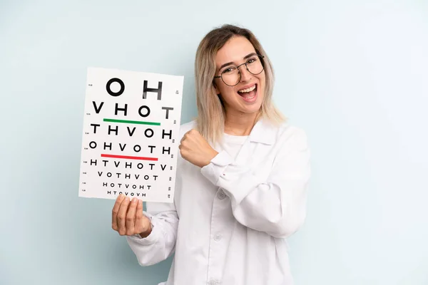 Blonde Woman Feeling Happy Facing Challenge Celebrating Optical Vision Test — Stockfoto