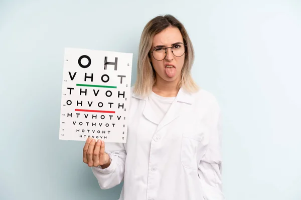 Blondynka Czuje Obrzydzenie Irytację Język Wierzchu Koncepcja Optycznego Badania Wzroku — Zdjęcie stockowe