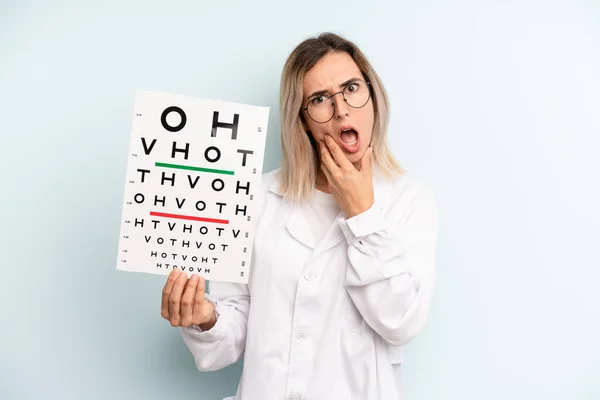 Blondynka Szeroko Otwartymi Oczami Ręką Brodzie Koncepcja Optycznego Badania Wzroku — Zdjęcie stockowe