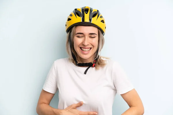 Blondynka Śmiejąca Się Głos Jakiegoś Śmiesznego Żartu Koncepcja Sportów Rowerowych — Zdjęcie stockowe
