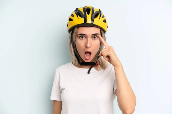 Blonde Woman Looking Surprised Realizing New Thought Idea Concept Bike — Stockfoto