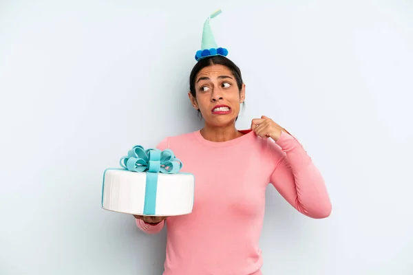 Mulher Hispânica Sentindo Estressada Ansiosa Cansada Frustrada Conceito Bolo Aniversário — Fotografia de Stock