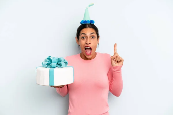 Hispanic Woman Feeling Happy Excited Genius Realizing Idea Birthday Cake — Stock Photo, Image