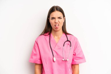 Güzel bir kadın tiksinmiş ve sinirlenmiş hisseder ve dilini dışarı çıkarır. hemşire konsepti