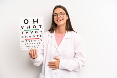 Güzel bir kadın komik bir şakaya yüksek sesle gülüyor. optik görüş testi konsepti