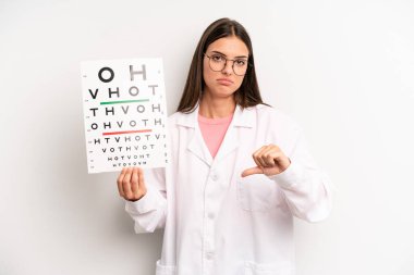 Güzel bir kadın kendini kötü hissediyor, baş parmağını kaldırıyor. optik görüş testi konsepti