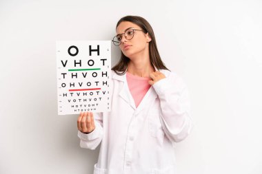 Güzel bir kadın stresli, endişeli, yorgun ve hayal kırıklığına uğramış hissediyor. optik görüş testi konsepti