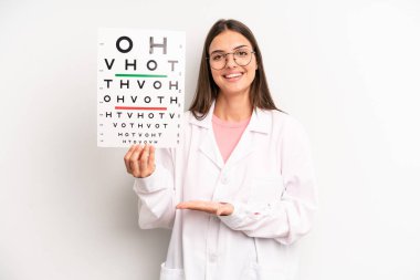 Güzel bir kadın neşeyle gülümser, mutlu hisseder ve bir konsept gösterir. optik görüş testi konsepti