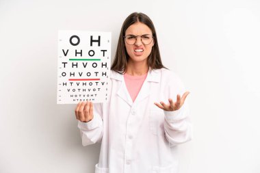 Güzel bir kadın sinirli, sinirli ve sinirli görünüyor. optik görüş testi konsepti