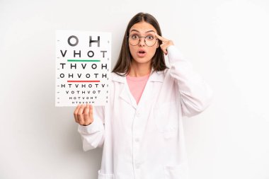 Güzel kadın şaşırmış görünüyor, yeni bir düşünce, fikir ya da konsept fark ediyor. optik görüş testi konsepti