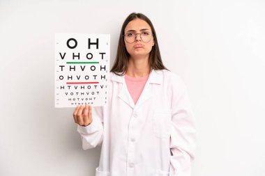 Güzel bir kadın üzgün ve mızmızlanıyor. Mutsuz bir bakışı var ve ağlıyor. optik görüş testi konsepti