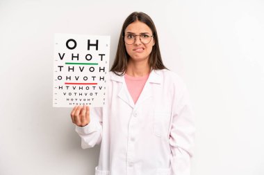 Güzel kadın şaşkın ve şaşkın görünüyor. optik görüş testi konsepti