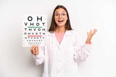 Güzel bir kadın kendini mutlu hissediyor, bir çözüm ya da fikir bulduğuna şaşırıyor. optik görüş testi konsepti