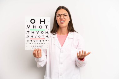 Güzel kadın umutsuz, hayal kırıklığına uğramış ve stresli görünüyor. optik görüş testi konsepti