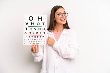 Güzel bir kadın kendini mutlu hisseder ve bir meydan okumayla yüzleşir ya da kutlama yapar. optik görüş testi konsepti