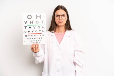 Düşünen, kuşkucu ve kafası karışık güzel bir kadın. optik görüş testi konsepti